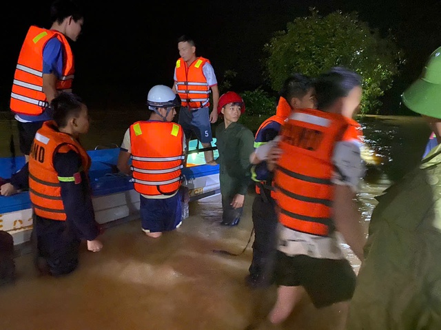 Quảng Trị: 4 người bị cô lập khi đi bắt dế ở bờ sông - Ảnh 2.