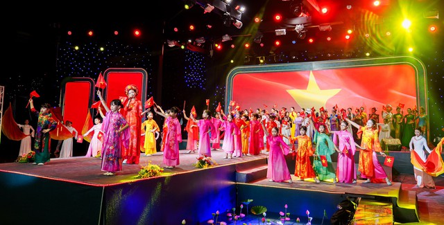 Đạo diễn trẻ Đỗ Bảo Ngọc thắp sáng đêm nghệ thuật 'Tinh hoa áo dài 2025'- Ảnh 7.