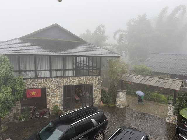 Du lịch chật vật vì mưa bão liên tục- Ảnh 1.