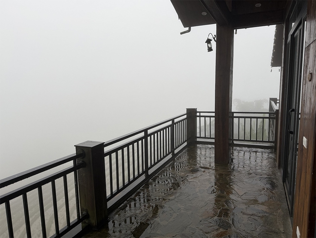 Du lịch chật vật vì mưa bão liên tục- Ảnh 3.