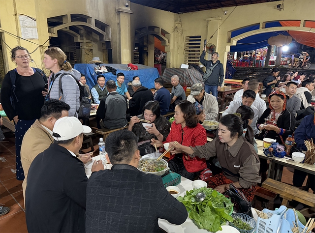 Du lịch chật vật vì mưa bão liên tục- Ảnh 5.