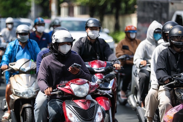 Xôn xao 'dùng điện thoại khi dừng chờ đèn đỏ bị phạt': Cục CSGT nói gì? - Ảnh 1.