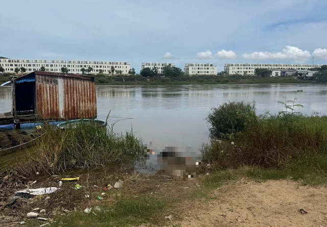 Phát hiện thi thể phụ nữ đang phân hủy trôi trên sông Hà Thanh - Ảnh 1.