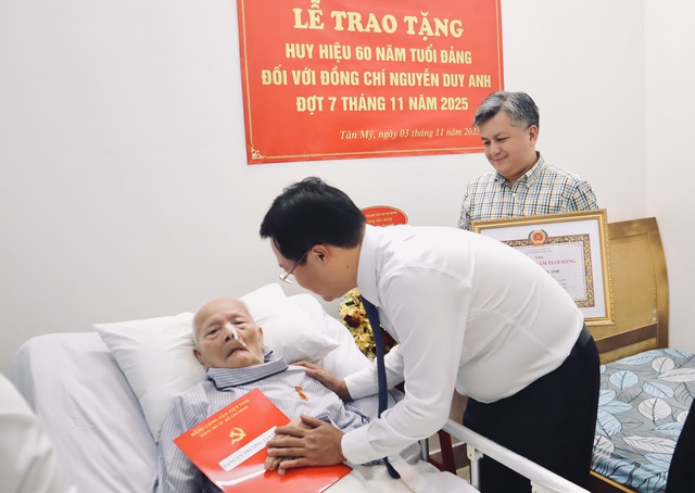 Ông Lê Quốc Phong trao Huy hiệu 60 năm tuổi Đảng đến cụ Nguyễn Duy Anh - Ảnh 4.