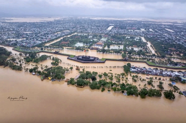 Mưa lớn nhiều nơi, Huế lũ lên nhanh cảnh báo ngập lụt diện rộng - Ảnh 1.
