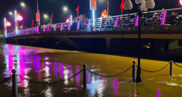 Quảng Trị mưa lớn , lũ trên sông Kiến Giang vượt báo động 3 uy hiếp dân sinh - Ảnh 1.