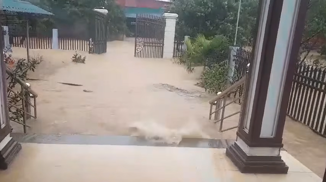 Quảng Trị:Miền núi sạt lở cả ngàn khối đất, đồng bằng nước lụt vỗ như sóng biển - Ảnh 1.