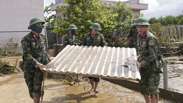 Thanh niên tình nguyện sát cánh cùng người dân vùng lũ miền Trung - Ảnh 11.