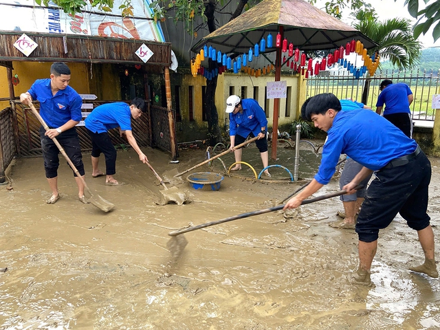 Thanh niên tình nguyện sát cánh cùng người dân vùng lũ miền Trung - Ảnh 1.