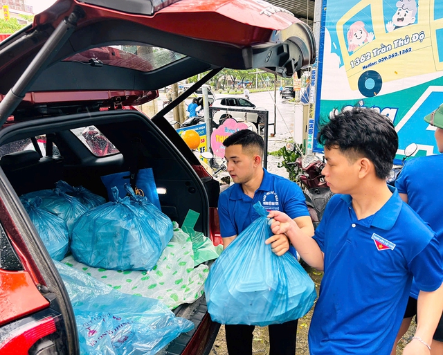 Thanh niên tình nguyện sát cánh cùng người dân vùng lũ miền Trung - Ảnh 7.