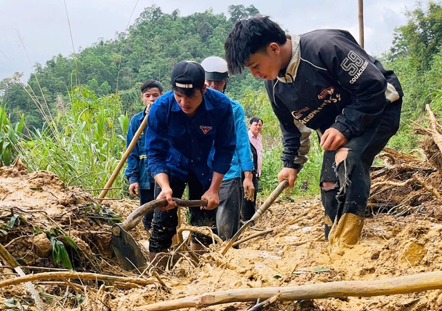 Thanh niên tình nguyện sát cánh cùng người dân vùng lũ miền Trung - Ảnh 5.