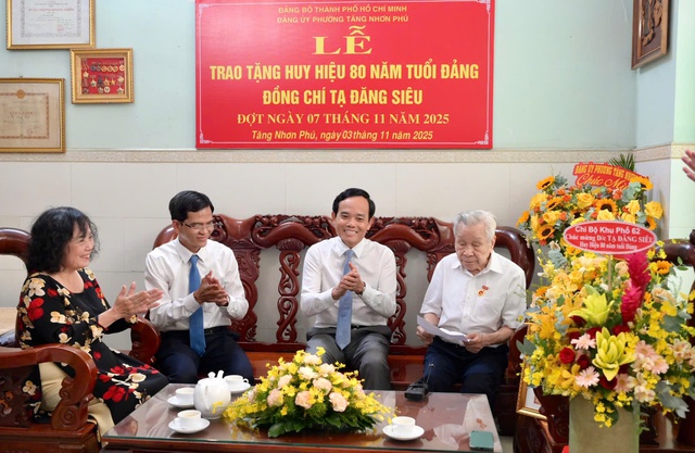 Bí thư Trần Lưu Quang trao Huy hiệu 80 năm tuổi Đảng tặng cụ ông U.100 - Ảnh 1.