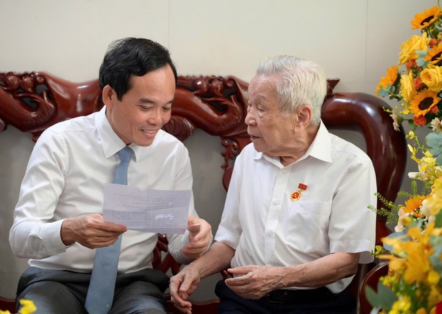 Bí thư Trần Lưu Quang trao Huy hiệu 80 năm tuổi Đảng tặng cụ ông U.100 - Ảnh 2.