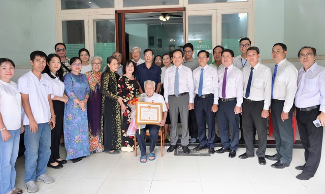 Bí thư Trần Lưu Quang trao Huy hiệu 80 năm tuổi Đảng tặng cụ ông U.100 - Ảnh 3.