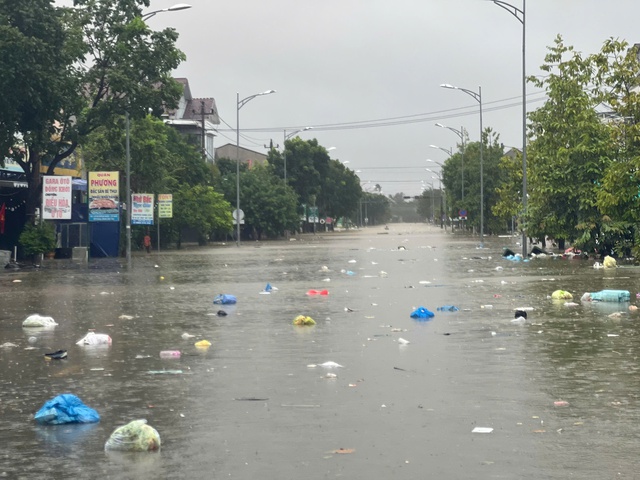 'Trận lụt thứ 3 trong vòng 10 ngày, quá mệt mỏi!'- Ảnh 6. 'Trận lụt thứ 3 trong vòng 10 ngày, quá mệt mỏi!'- Ảnh 6.