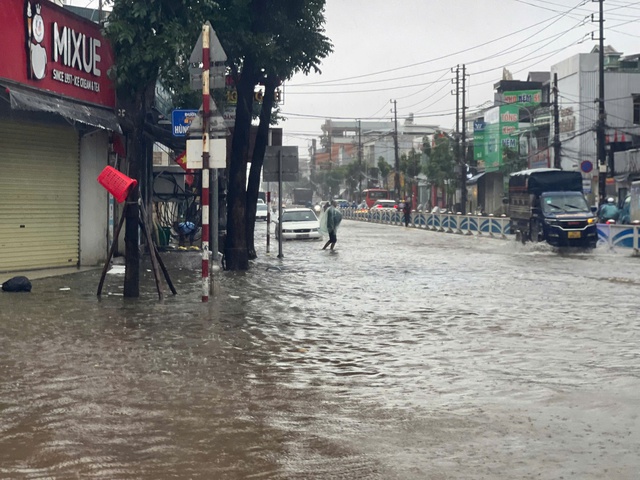 'Trận lụt thứ 3 trong vòng 10 ngày, quá mệt mỏi!'- Ảnh 2. 'Trận lụt thứ 3 trong vòng 10 ngày, quá mệt mỏi!'- Ảnh 2.
