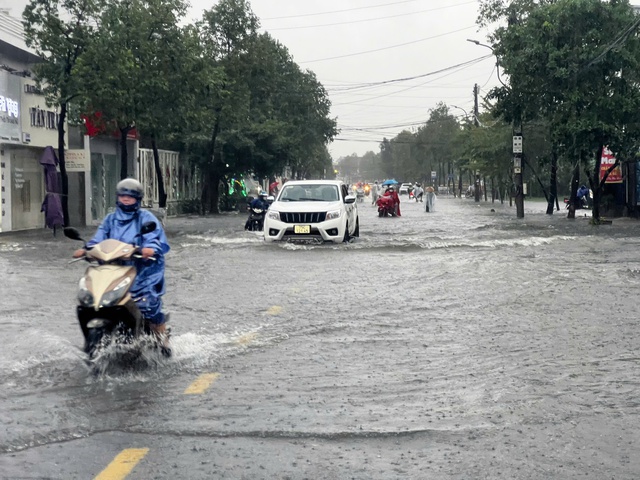 'Trận lụt thứ 3 trong vòng 10 ngày, quá mệt mỏi!'- Ảnh 3. 'Trận lụt thứ 3 trong vòng 10 ngày, quá mệt mỏi!'- Ảnh 3.