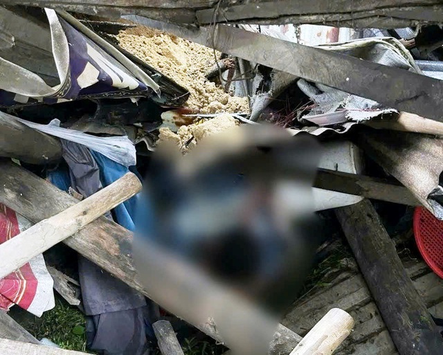 Đà Nẵng: Sạt lở khiến đất đá đổ về 'như thác', một người bị vùi lấp - Ảnh 1.