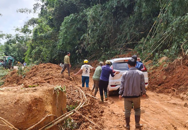 Đèo Gia Bắc trên QL28 vẫn thông xe sau khi công bố tình huống khẩn cấp - Ảnh 2.