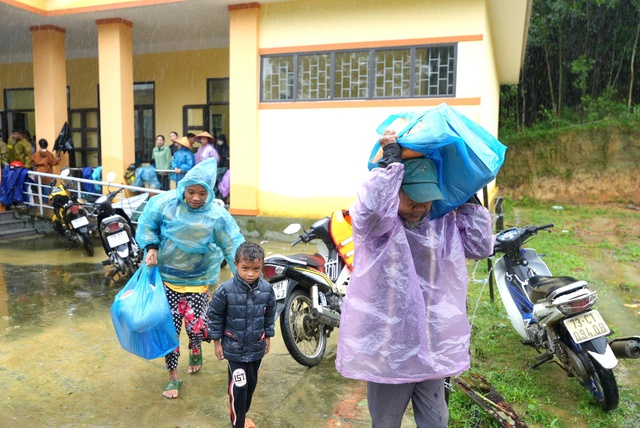 Chủ tịch UBND tỉnh Quảng Trị vượt lũ vào thăm đồng bào Rục đang bị cô lập- Ảnh 4. Chủ tịch UBND tỉnh Quảng Trị vượt lũ vào thăm đồng bào Rục đang bị cô lập- Ảnh 4.