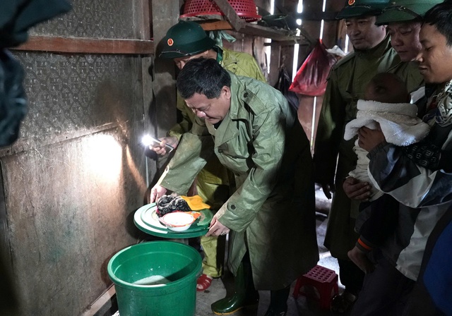 Chủ tịch UBND tỉnh Quảng Trị vượt lũ vào thăm đồng bào Rục đang bị cô lập- Ảnh 3. Chủ tịch UBND tỉnh Quảng Trị vượt lũ vào thăm đồng bào Rục đang bị cô lập- Ảnh 3.