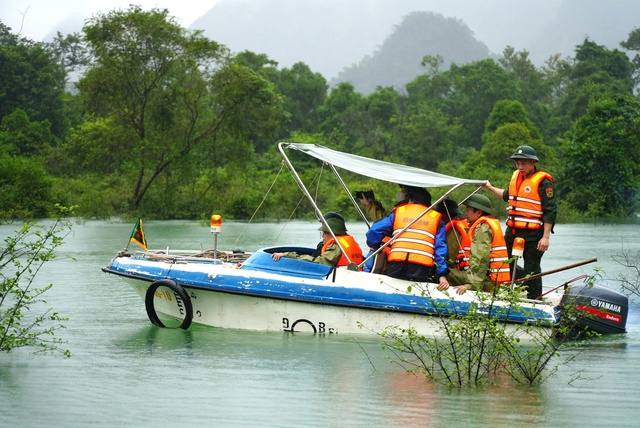 Chủ tịch UBND tỉnh Quảng Trị vượt lũ vào thăm đồng bào Rục đang bị cô lập- Ảnh 1. Chủ tịch UBND tỉnh Quảng Trị vượt lũ vào thăm đồng bào Rục đang bị cô lập- Ảnh 1.