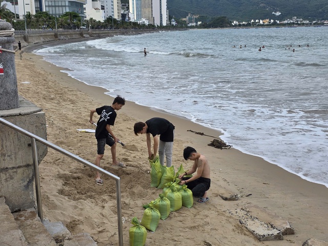 Ứng phó bão Kalmaegi: yêu cầu tàu thuyền vào bờ trước 10 giờ ngày 5.11 - Ảnh 2.