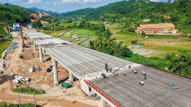 H&ograve;a Ph&aacute;t cung cấp c&aacute;p dự ứng lực v&agrave;o h&agrave;ng loạt c&ocirc;ng tr&igrave;nh trọng điểm - Ảnh 2.