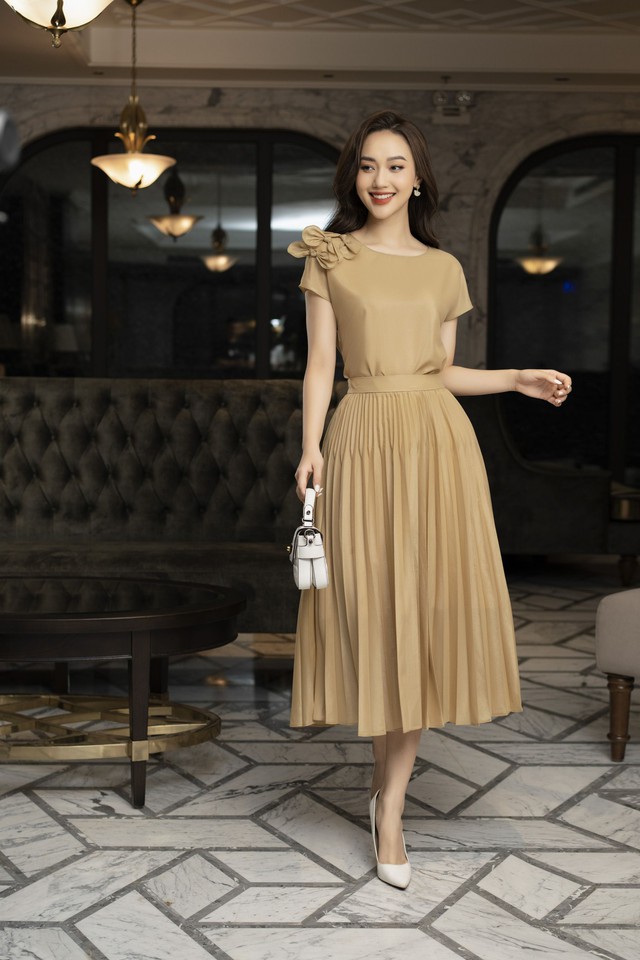 Chân váy xếp ly ăn gian vóc dáng, cho vẻ ngoài cuốn hút- Ảnh 2.