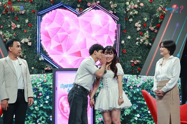 TikToker triệu view 'gây sốt' khi từ Nhật về Việt Nam tham gia 'Bạn muốn hẹn hò'- Ảnh 1.
Quyền Linh và Ngọc Lan chúc phúc cho cặp đôi khi cùng bấm nút hẹn hò