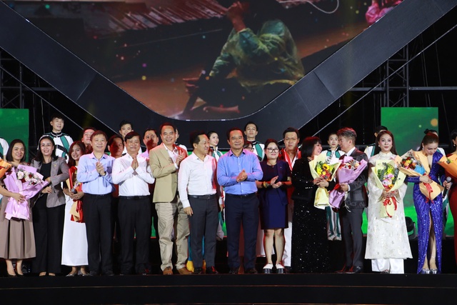 'Nghĩa tình phương Nam' góp hơn 25 tỉ đồng ủng hộ đồng bào miền Trung- Ảnh 1.