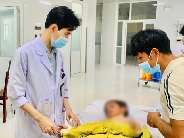 Xe c&ocirc;ng n&ocirc;ng trượt b&aacute;nh khi xuống đồi, khiến 13 trẻ em bị thương phải cấp cứu - Ảnh 1.