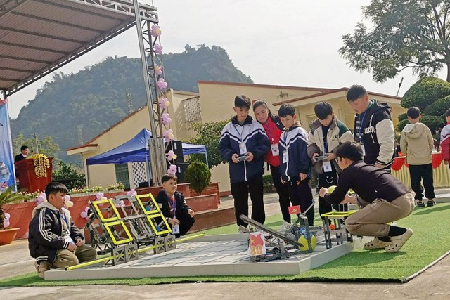 Cô giáo tiên phong mang robot, lập trình đến học sinh vùng cao - Ảnh 1.