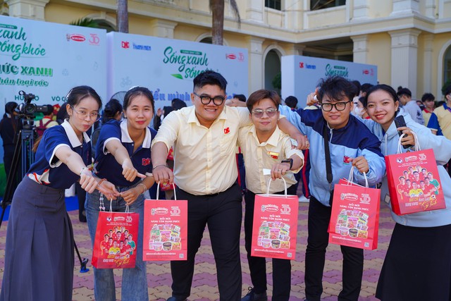 Sinh viên thực hành sống xanh sống khỏe, ấn tượng 'cơn mưa' quà - Ảnh 2.