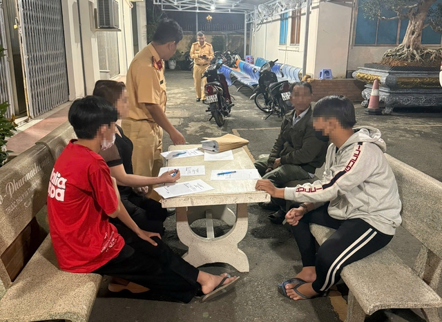 Clip học sinh chạy xe độ, che biển số: CSGT TP.HCM phạt cả học sinh lẫn chủ xe- Ảnh 2.