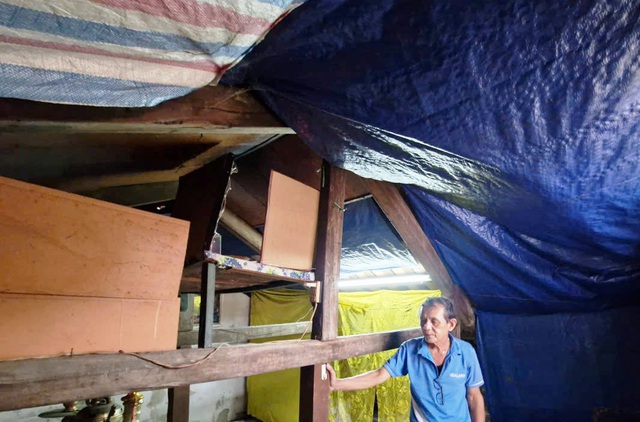 Gỡ nút thắt cấp cứu nhà cổ chờ sập ở Hội An- Ảnh 2. Gỡ nút thắt cấp cứu nhà cổ chờ sập ở Hội An- Ảnh 2.