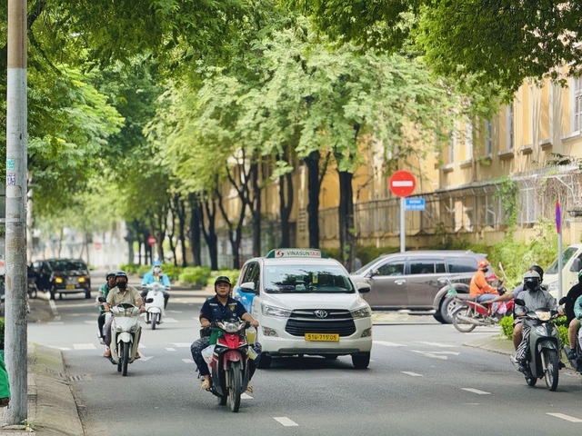 Thời tiết TP.HCM hôm nay nắng mạnh, mưa giông trở lại vào chiều tối - Ảnh 1.