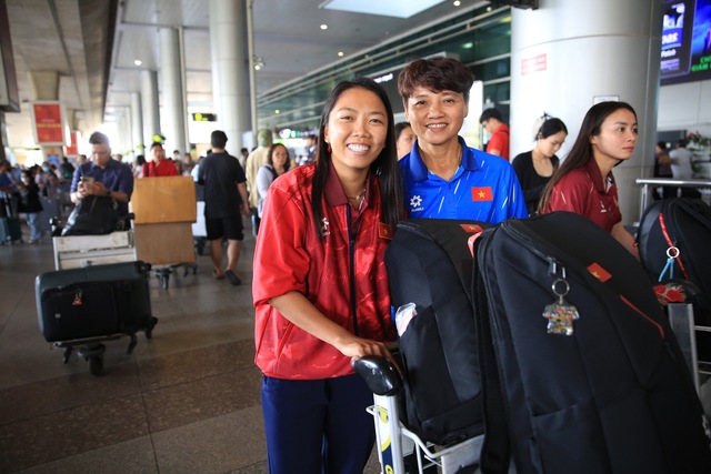 Đội tuyển nữ Việt Nam về nước, HLV Mai Đức Chung tiết lộ điều bất ngờ- Ảnh 4.