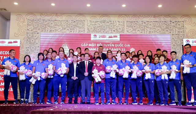 Đội tuyển nữ Việt Nam v&agrave; U.23 Việt Nam nhận c&uacute; h&iacute;ch lớn nửa tỉ đồng, c&oacute; nghĩa cử đẹp...- Ảnh 3.