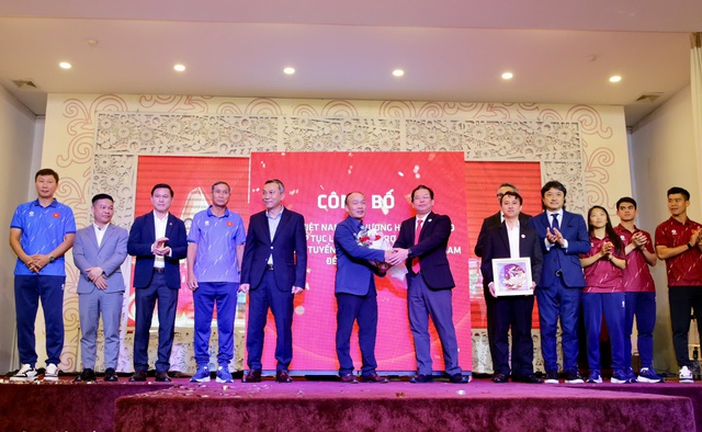 Đội tuyển nữ Việt Nam v&agrave; U.23 Việt Nam nhận c&uacute; h&iacute;ch lớn nửa tỉ đồng, c&oacute; nghĩa cử đẹp...- Ảnh 4.