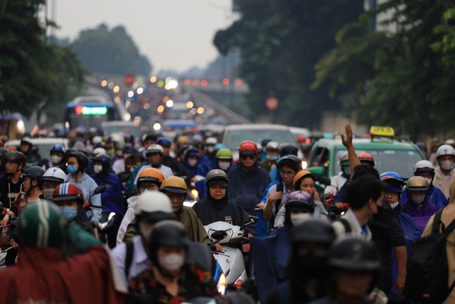 Đi l&agrave;m về giờ tan tầm kẹt xe muốn "tắt thở"  - Ảnh 9.