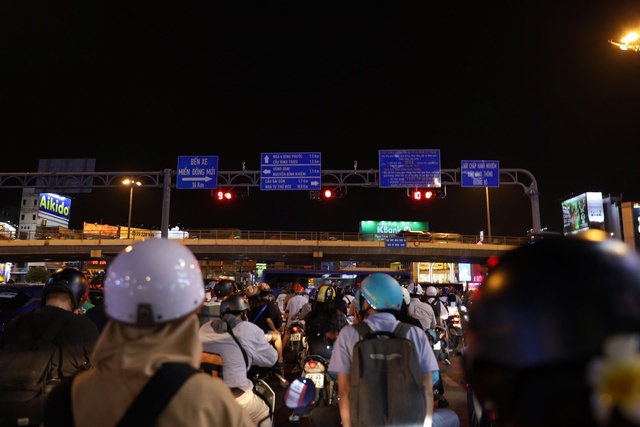 Đi l&agrave;m về giờ tan tầm kẹt xe muốn "tắt thở"  - Ảnh 2.