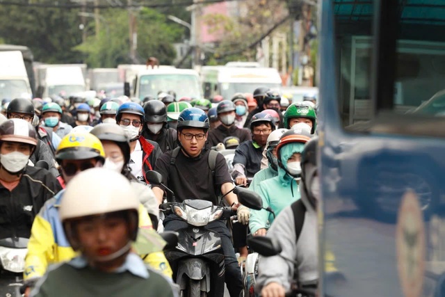 Đi l&agrave;m về giờ tan tầm kẹt xe muốn "tắt thở"  - Ảnh 1.