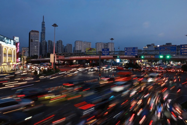 Đi l&agrave;m về giờ tan tầm kẹt xe muốn "tắt thở"  - Ảnh 3.