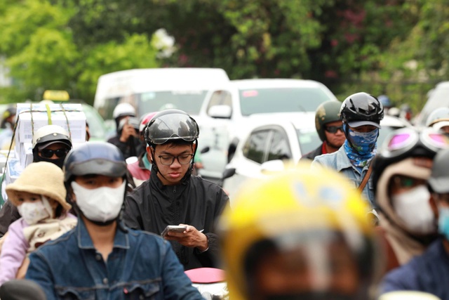 Đi l&agrave;m về giờ tan tầm kẹt xe muốn "tắt thở"  - Ảnh 8.