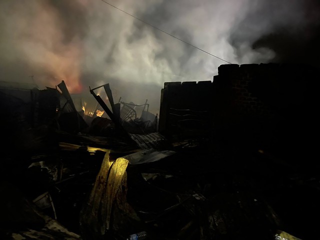 Cháy chợ Bình Dương thiêu rụi nhiều ki ốt trong đêm 4 . 11 - Ảnh 2. Cháy chợ Bình Dương thiêu rụi nhiều ki ốt trong đêm 4 . 11 - Ảnh 2.