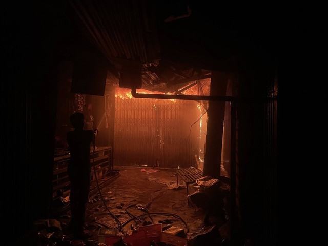 Cháy chợ Bình Dương thiêu rụi nhiều ki ốt trong đêm 4 . 11 - Ảnh 1. Cháy chợ Bình Dương thiêu rụi nhiều ki ốt trong đêm 4 . 11 - Ảnh 1.