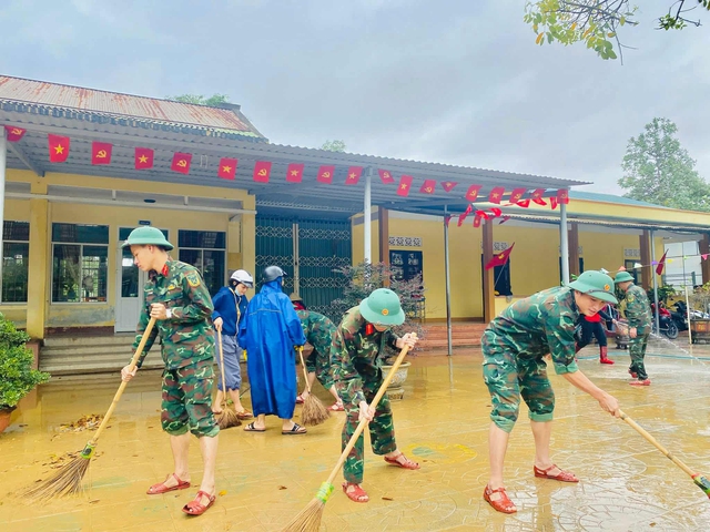 Quảng Trị cứu hộ 3 người mắc kẹt trong rừng tràm do lũ lớn - Ảnh 2.