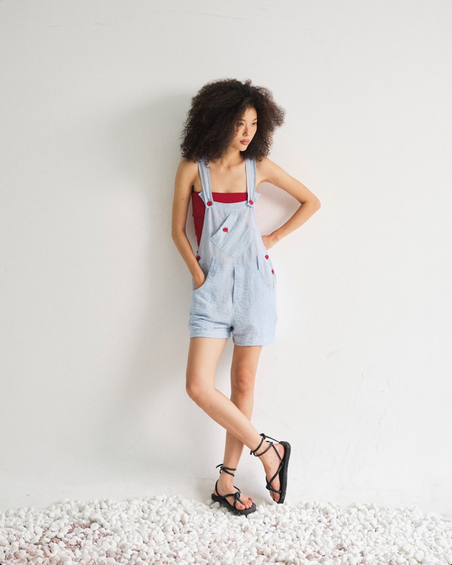 Quay lại thanh xuân rực rỡ với những chiếc quần yếm năng động- Ảnh 6. Quay lại thanh xuân rực rỡ với những chiếc quần yếm năng động- Ảnh 6.