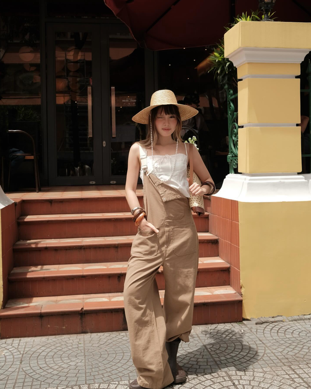 Quay lại thanh xuân rực rỡ với những chiếc quần yếm năng động- Ảnh 8. Quay lại thanh xuân rực rỡ với những chiếc quần yếm năng động- Ảnh 8.